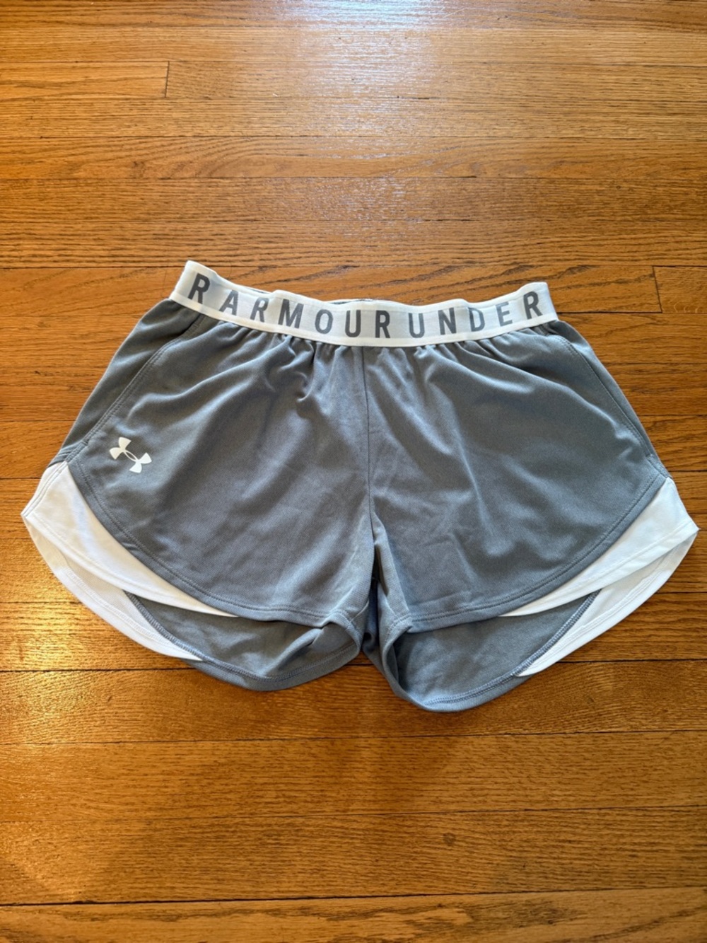 Under Armor Women’s Size Small Grey Shorts NWT